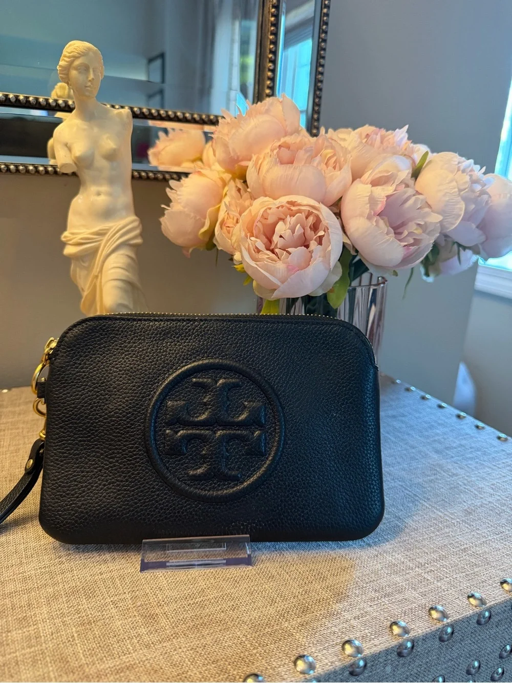 Tory Burch EUC Black Pebbled Leather Wristlet with Embossed Logo